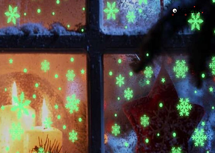 Fluorescencyjne śnieżynki świecą w ciemności tworząc w pokoju wspaniałą atmosferę świecącego gwiazdami nieba
