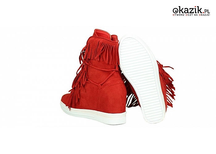 Modne buty sneakersy na koturnie ozdobione frędzlami, szare lub czerwone, różne rozmiary. (82 zł)