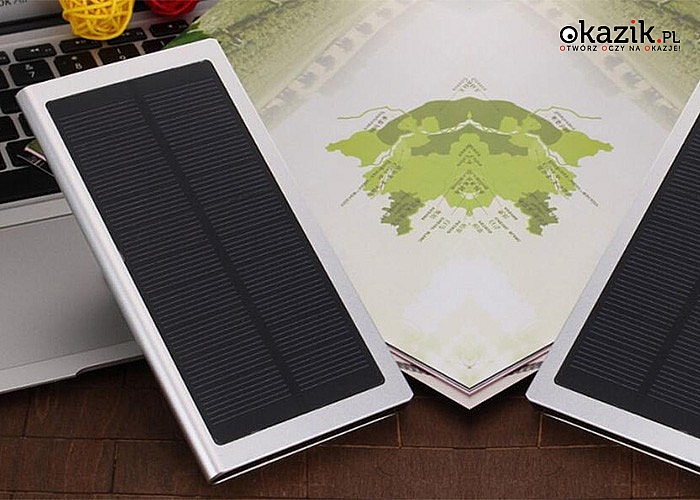 Solarny powerbank z wbudowaną latarką i pojemnością aż 20000mAh