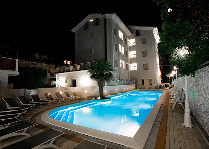 Letnie wakacje w 3-gwiazdkowym hotelu San Carlo z basenem! Bezpłatny pobyt dla dziecka do 11 lat! Wyżywienie!