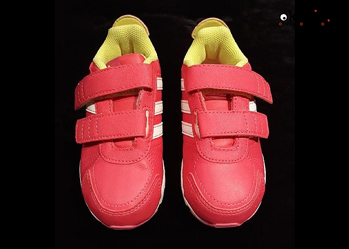 Dziecięce Adidas Snice świetnie sprawdzą się na rodzinne spacery, w tych butach maluchy mogą biegać wygodnie cały dzień