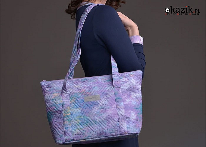 Elegancka i bardzo pakowna torebka wykonana z materiału, z pewnością będzie świetnym dodatkiem do wielu stylizacji