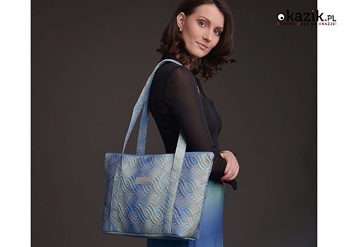Elegancka i bardzo pakowna torebka wykonana z materiału, z pewnością będzie świetnym dodatkiem do wielu stylizacji
