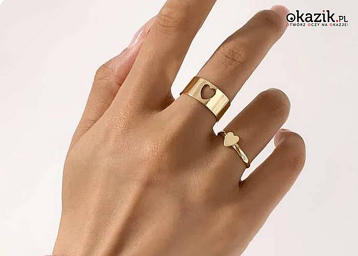 Modny pierścionek w kolorze złota dla nowoczesnej kobiety