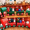 Ręcznie malowane, drewniane pociągi w świątecznym klimacie.